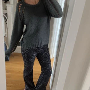 Stickad tröja med hål - Grå stickad tröja med hål detaljer i armarna och längst sidorna av kroppen. Jätteskönt material och bra skick!! Storlek S🥰