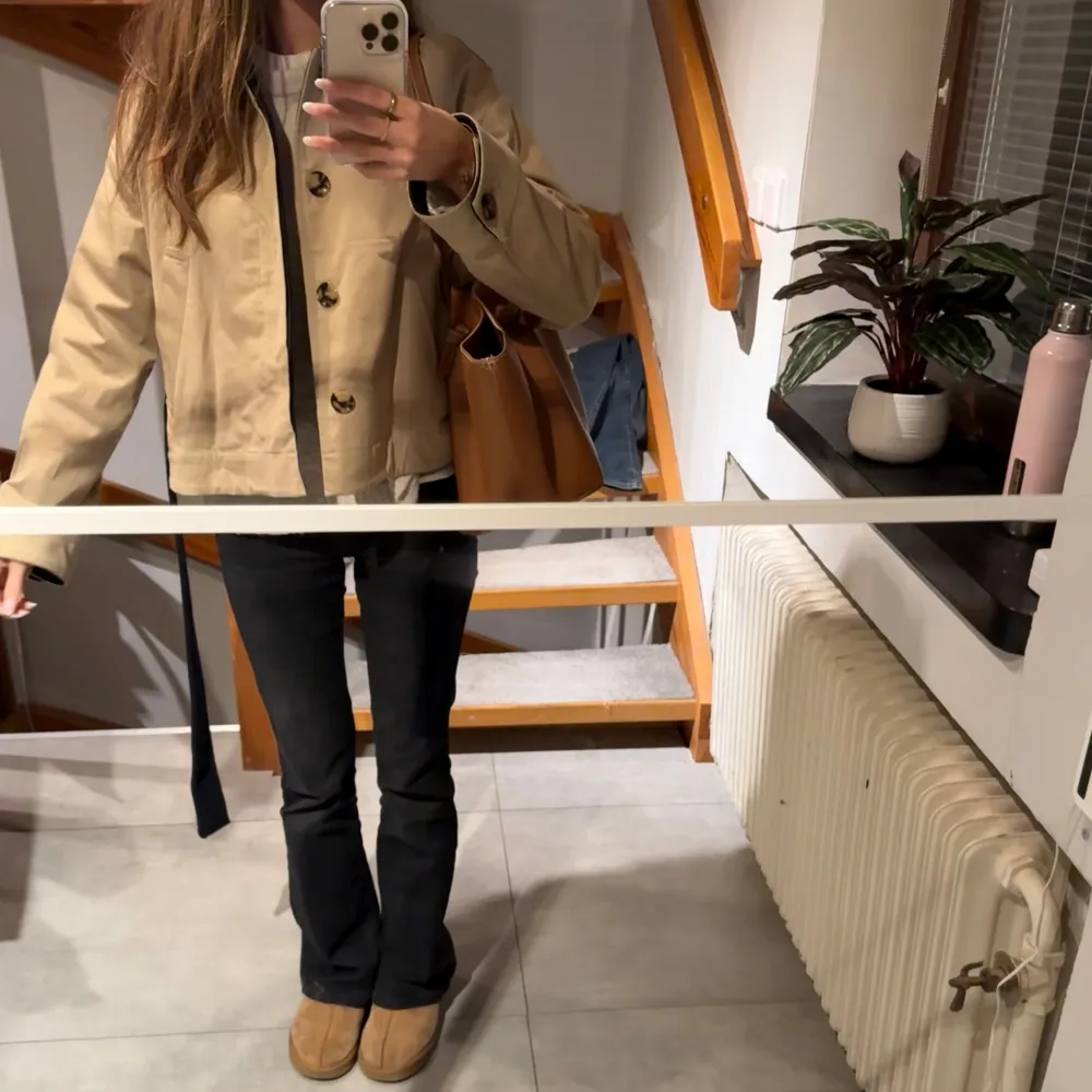 Jätte snygg beige jacka, perfekt till våren! Den är i toppen skick men kommer tyvärr inte till användning så ofta. Nypris 1200, säljer för 950❤️ Skriv gärna vid frågor eller tryck på ”köp nu”🥰. Takit.