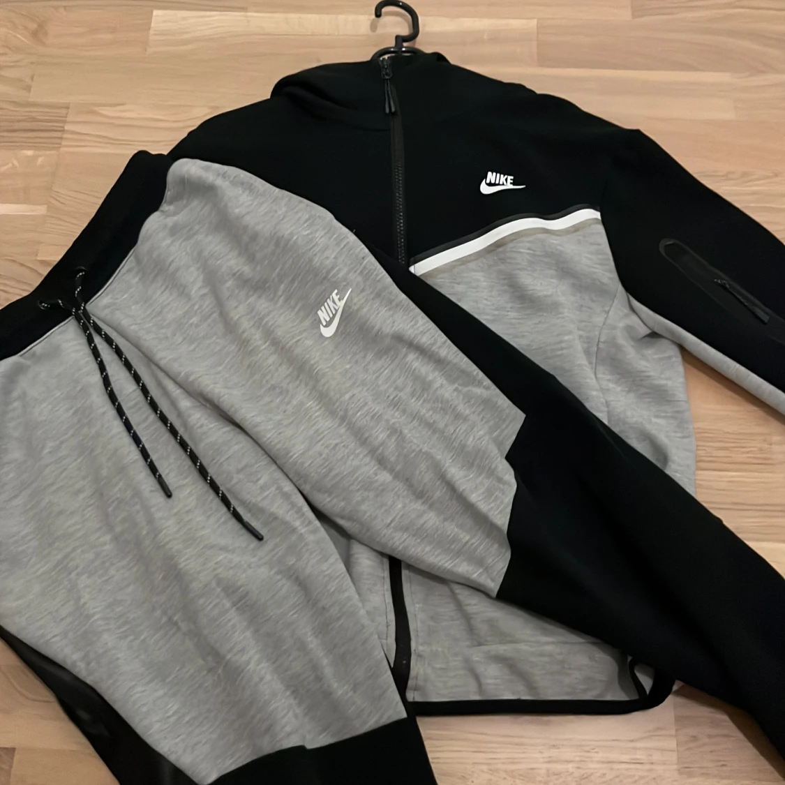 Grå/Svart Nike tech tracksuit 