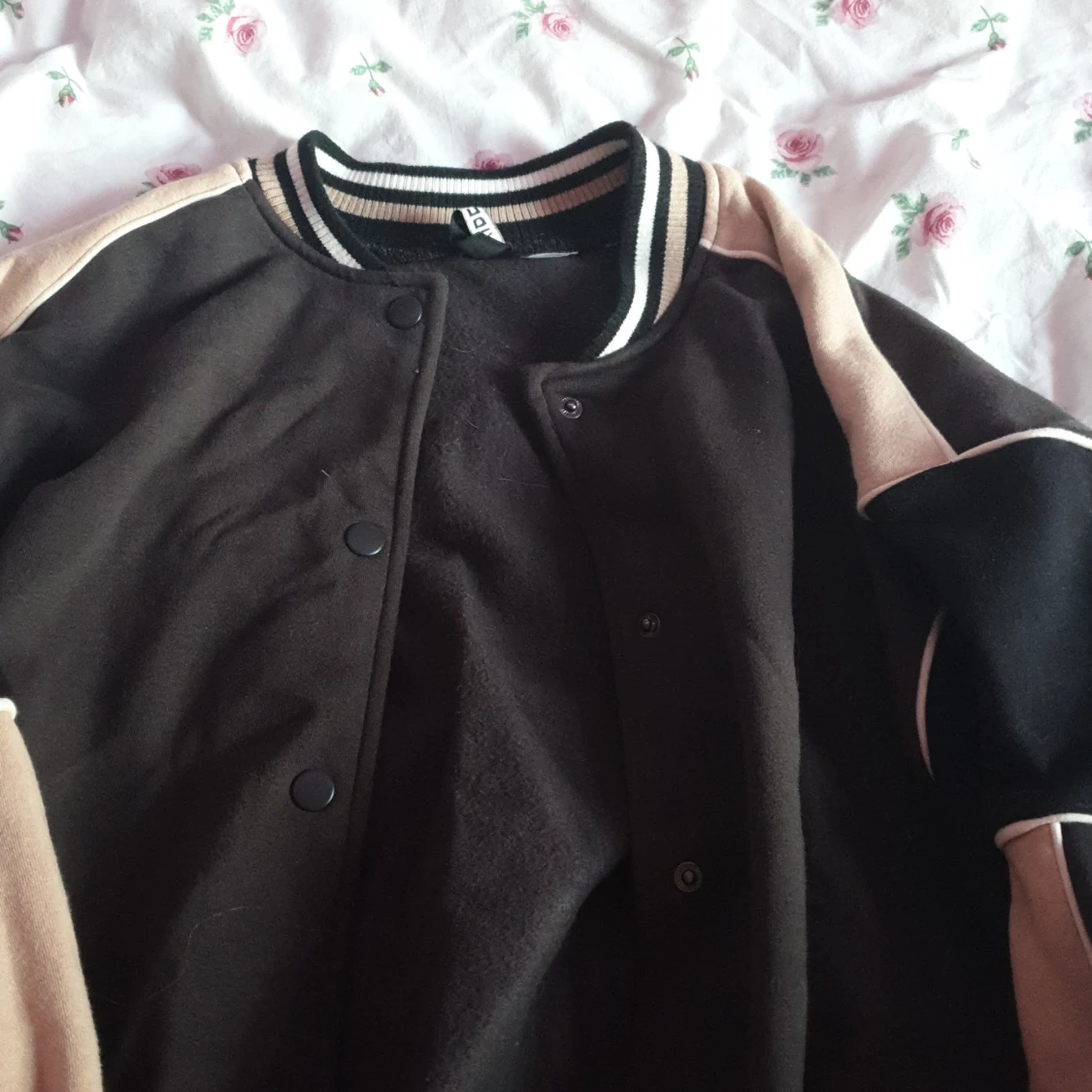 Svart och beige bomberjacka - 1