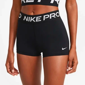 Nike PRO träningsshorts - Säljer ett par svarta Nike PRO shorts. Perfekt för träning på gymmet och löprundor i varmt väder ☀️