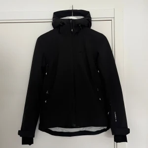 J.Lindeberg Skidjacka - Starling Ski Jacket - Varsamt använd två skidresor. Ganska liten i storleken, mer som en XS. Det finns en liten repa på JL-märket på vänster framsida (första bilden) samt två små repor på höger ficka (bild fem). I övrigt som ny. Meddela mig för fler bilder!  Nypris 3999kr