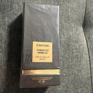 Tom Ford Tobacco Vanille Eau de Parfum 100 ml - Beställde hem den men luktade på affär och gillade inte den när jag luktade på affären inte min typ av lukt kom med prisförslag iallafall!