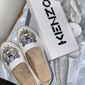 Vita espadrillos från Kenzo - Säljer mina vita espadrillos från Kenzo. Skorna är använda ett fåtal gånger alltså nästintill nyskick, säljer de pga att de är för små för mig. Köpta för 2000, kan gå ner i pris vid snabb affär hör av er vid frågor💗💗