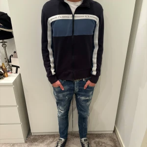 Armani Exchange zip - Grymt stilren tröja i super bra skick från Armani exchange. Köpt direkt från armanis butik i Teneriffa. Skriv vid minsta fundering, köpt för 2,3 tusen.