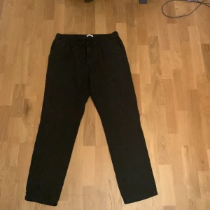 Svarta linnebyxor från Knowledge Cotton Apparel - Snygga svarta linnebyxor från Knowledge Cotton Apparel. Byxorna är i strl M. Hör av er om ni har några frågor!