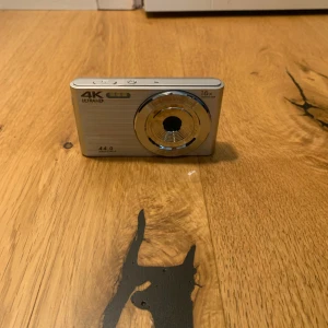 Digitalkamera  - Helt ny, oanvänd kamera som jag fick i julklapp. Batteri, laddare och fodral ingår.