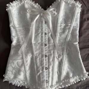 Vit korsett! - Jättefin vit korsett som endast är använd 1 gång så den är i jättebra skick. Storleken är S men passar även fler storlekar eftersom den är justerbar💗