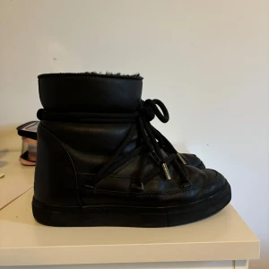 inuikiis med klack - köpta på NK förra vintern och knappt använda denna vinter. den har lite klack också och enda felet är att sulan åkt ner lite på ena skon men ingen man märker mycket🥰Möts helst upp 