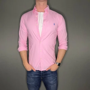 Ralph lauren skjorta - Hej säljer nu min fina Ralph Lauren skjorta i storlek S. Den är i nyskick och kommer vara otroligt snygg nu i vinter och framåt våren. Nypris cirka 1500kr! Vi kommer att sälja liknande produkter nu närmare våren så glöm inte följa profilen!🌊🍾