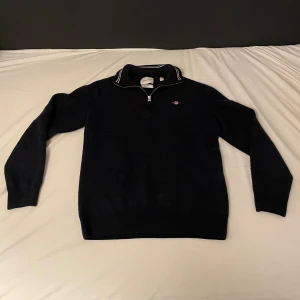 Gant tröja - Hej! Den här tröjan är blå och inga hål. Och den är inte i storlek Medium, den är ungefär 152/158. Tröjan har en stilren look och är perfekt för vintern/hösten/våren. 