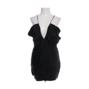 Hm klänning - Snygg svart klänning från hm i stl 38 med smala axelband och djup v-ringning. Perfekt för en utekväll eller speciella tillfällen. Klänningen är köpt secondhand men aldrig använd av mig och är i jätte fint skick❤️