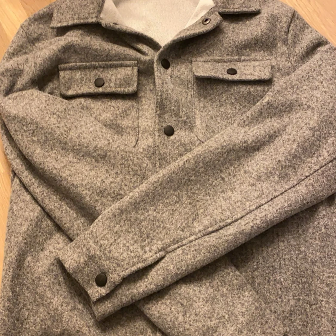 Grå ulljacka med knappar