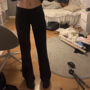 Kostymbyxor från Nelly - Nellys ”low waist flare suitpants” helt nya. Aldrig använda. Jättesnygga köpte för 399!