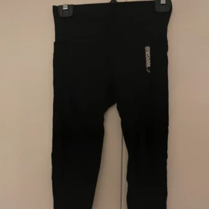 Svarta tränings leggings från Gymshark - Snygga svarta träningstights från Gymshark med hög midja och tight passform. Perfekta för träning eller en aktiv vardag. Kommer inte till användning 