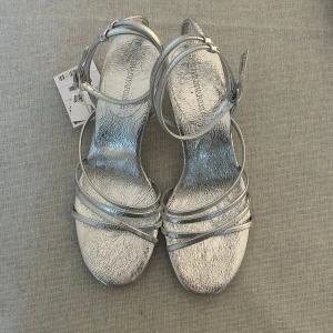 klackar - Nu säljer jag dessa fina klackar som är helt oanvända! Jag har i vanliga fall storlek 36 och då de var lite för stora så valde jag ett par andra klackar. De är annars bekväma att ha på sig. De är praktiska att ha på exempelvis bal då klacken är relativt kort och färgen på skorna gör det festligare. Hör gärna av dig vid frågor💓