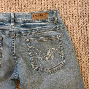 Blå bootcut jeans  - Supersnygga lågmidjade jeans från Mini Bleu med unika broderade detaljer på fickorna!!💙💙