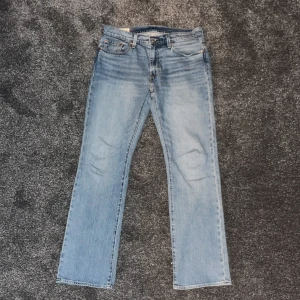 Levis 527 - Ljusblå levis 527 använda extremt sparsamt skicket är som när jag köpte dom priset är inte skrivet i sten