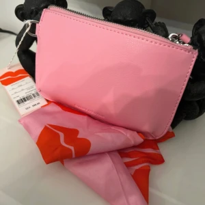 Carin Wester väska med scarf - Liten och rymlig smink väska med en härlig scarf som medföljer. Har flera exemplar av väskan. 