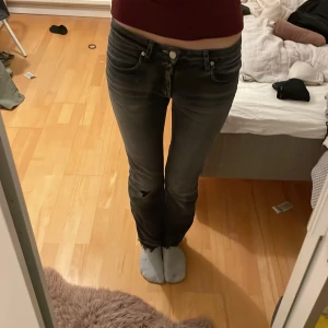 Svarta jeans med slitningar - Super Snygga svarta jeans från Acne med slitningar på knäet. Är tyvärr lite slitna längst ner på byxorna. Storlek 29/32 och jag är 175cm till referens, är dock lite korta för mig. Hör av dig om du har frågor 💞💕😊
