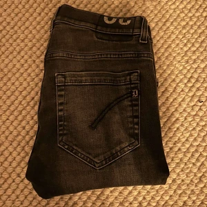 Dondup jeans - Svarta dondup jeans i storlek 30 de är i svin bra skick och är modellen George. Kan gå ner till 650kr hör av er vid frågor👍