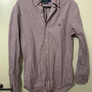 Rutig skjorta från Ralph Lauren - Snygg rutig skjorta från Ralph Lauren. Den stryks innan jag postar den. Hör av er vid frågor. 