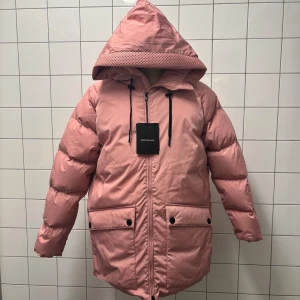 Rosa dunjacka med huva - Helt nu Peak Performance dunjacka med prislapp kvar. Köpt för 6000kr. Storlek M