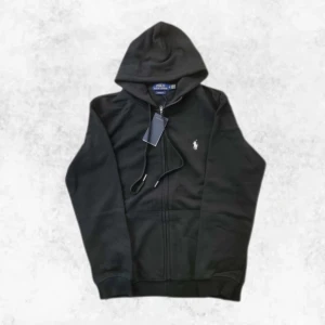 Svart zip hoodie från Ralph Lauren - Säljer en riktigt snygg helt ny svart ziphoodie från Ralph Lauren. Tagsen finns kvar som ni kan se på bilden och nypriset på denna ligger på över 2000 kr. Vid några frågor eller funderingar är det bara att höra av sig.