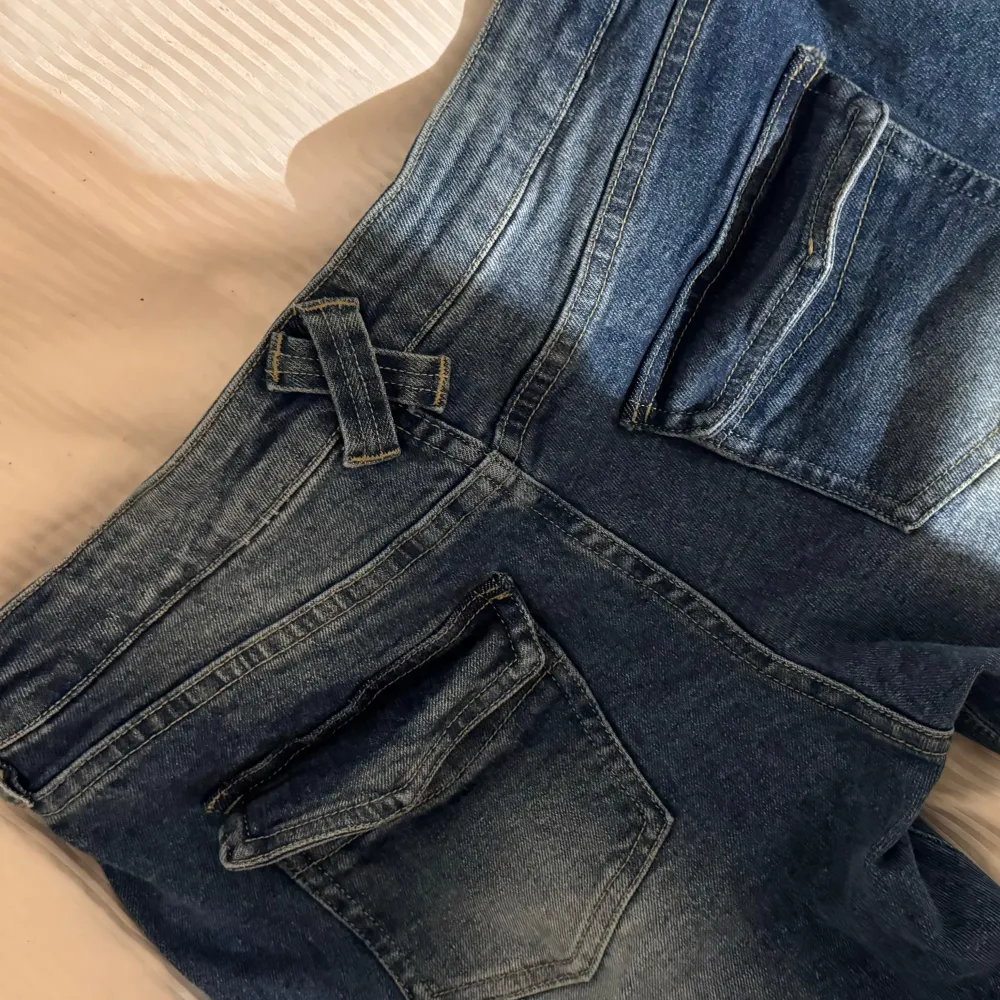 Endast testade blå jeans från Fashion Nova med klassisk femficksdesign. De har en bekväm passform och är perfekta för en avslappnad stil. Tillverkade i ett slitstarkt denimtyg. Säljs då dom är i en för stor storlek, us 5 vilket mitsvarar en m/l. Farkut & Housut.