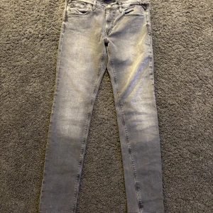 Replay jeans  - Snygga och stil rena grå jeansbyxor från Replay i riktigt fint skick                                                           Cond: 9/10.                                                                    Pris: 599.                                                                        Storlek: 31/32 