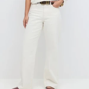 Jeans - Snygga vita jeans från Gina Tricot med en klassisk design. Modellen heter perfect wide jeans. De har en rak passform, vilket ger en stilren look. Perfekta för en avslappnad men ändå chic stil.