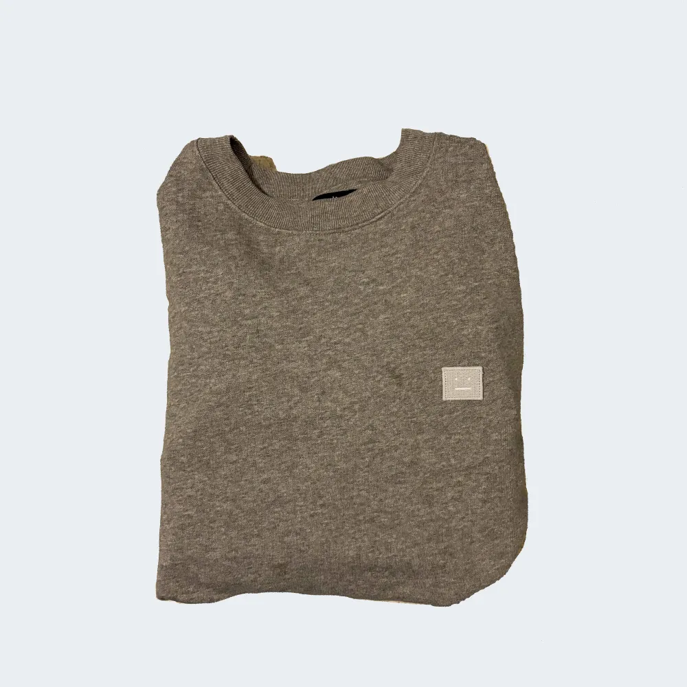 Säljer en sweatshirt från Acne Studios. Tröjan är i skick 9/10, andvänd enstaka gånger. Inga defekter alls på tröjan och ser och känns helt ny. Sitter som en vanlig stl S/M men stl xxs i tröjan. Bara skriva vid frågor/ mer bilder// Mch Charlie. Neuletakit & Villapaidat.