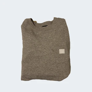 Grå sweatshirt från Acne Studios - Säljer en sweatshirt från Acne Studios. Tröjan är i skick 9/10, andvänd enstaka gånger. Inga defekter alls på tröjan och ser och känns helt ny. Sitter som en vanlig stl S/M men stl xxs i tröjan. Bara skriva vid frågor/ mer bilder// Mch Charlie