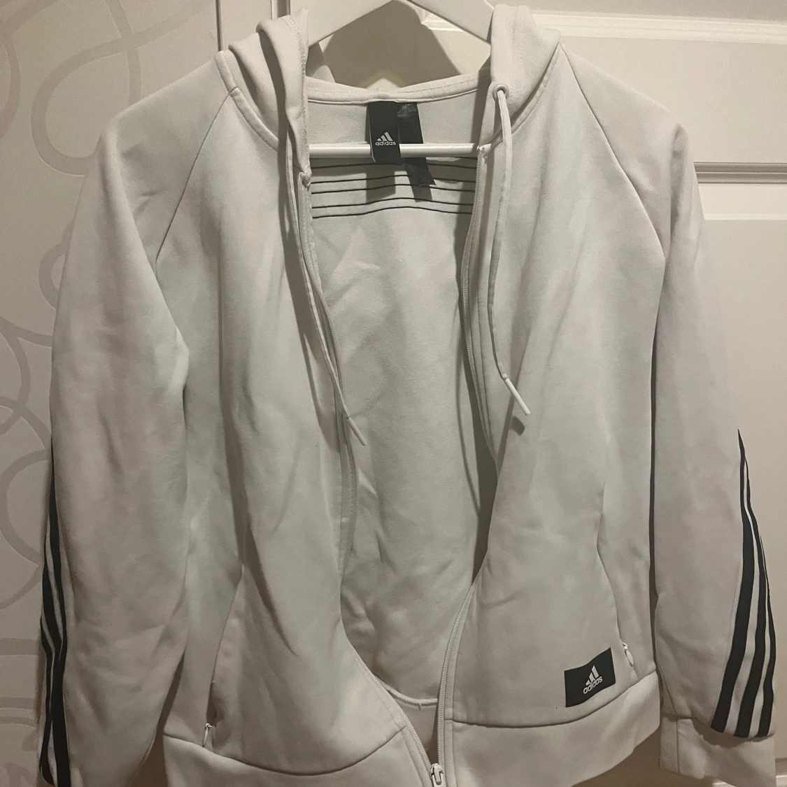 Vit huvtröja med dragkedja från Adidas - 3