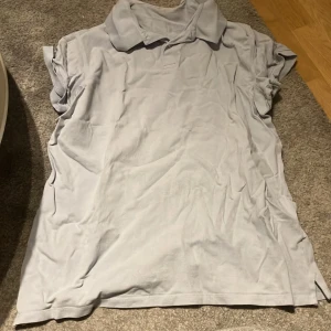 Ljusblå pikétröja från Kappahl - Säljer en ljusblå pikétröja från Kappahl i storlek 2XL. Tröjan har korta ärmar och en klassisk krage. Inga fläckar eller annat nästan oanvänd. Priset kan diskuteras. 