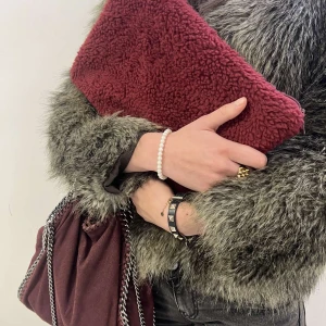 Vinröd datorfodral i teddy - Handsytt datorfodral i teddy material från vårt if företag Casely. Måtten 24x34