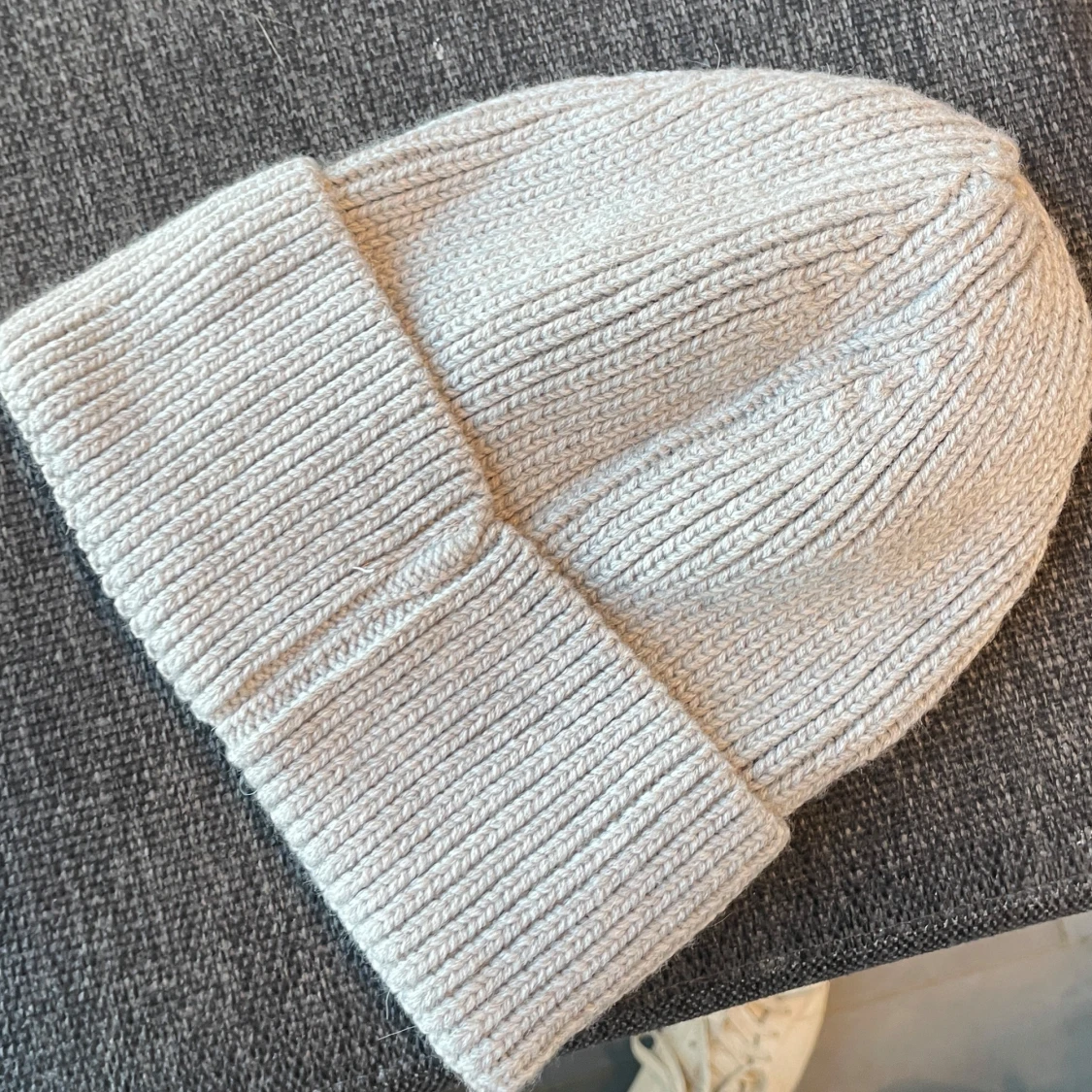 Grå stickad mössa från Moncler - 1