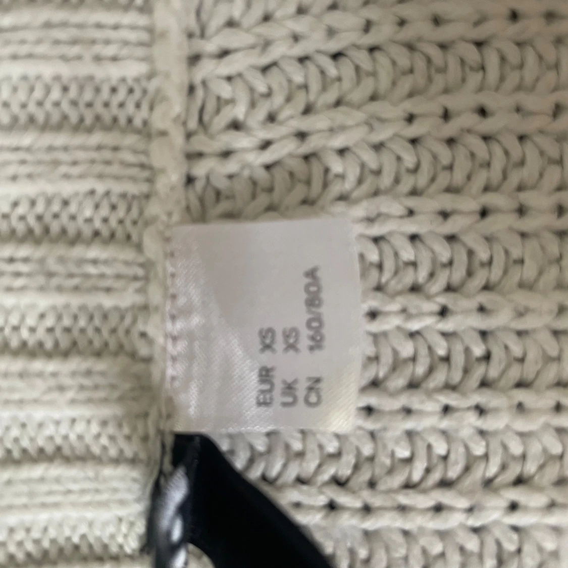 Vit stickad tröja med v-ringning - 2