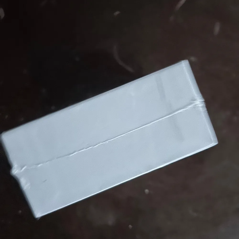 Säljer ett par trådlösa hörlurar av andra generationen med ett magnetiskt laddningsetui. Perfekta för musik och samtal med hög ljudkvalitet. Kompakt och stilren design.. Asusteet.