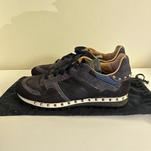 Valentino Rock Runners - Säljer dessa feta Valentino Rock Runners som passar perfekt nu till våren. | Stolek: 40 men passar 41 | Skick 9/10 | Pris kan diskuteras vid snabb affär! | Skriv vid frågor!