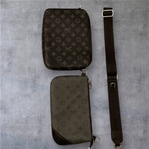 Svart Louis Vuitton väska utan plånboken  - Snygg svart axelväska från Louis Vuitton med det ikoniska monogrammönstret. Väskan har en justerbar axelrem och dragkedja för säker förvaring. Perfekt för att bära dina dagliga nödvändigheter med stil.