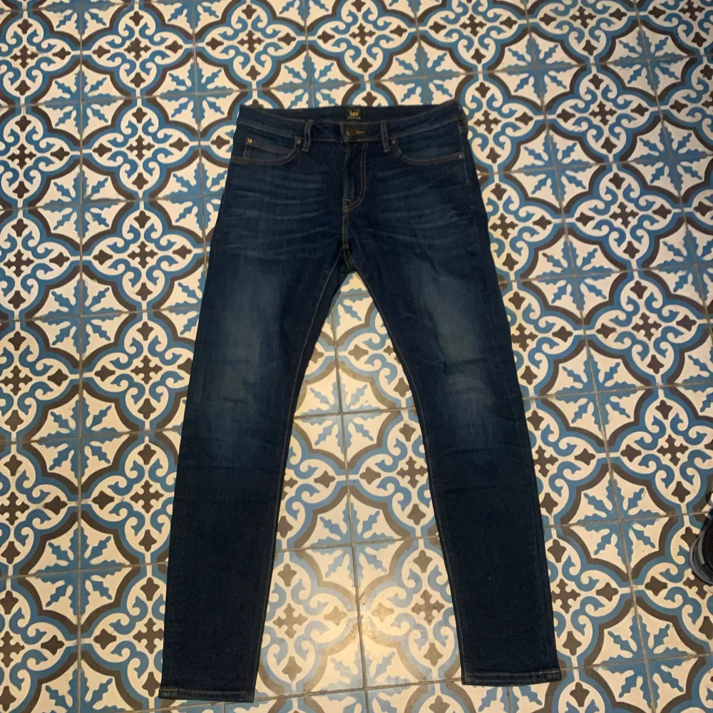 Snygga mörkblå Lee jeans med slim passform. Jeansen är som nya, skick 10/10 | Storlek 30/30 | Perfekta för en stilren vardagsoutfit. Vid fler frågor eller intresse är det bara att skriva. . Farkut & Housut.