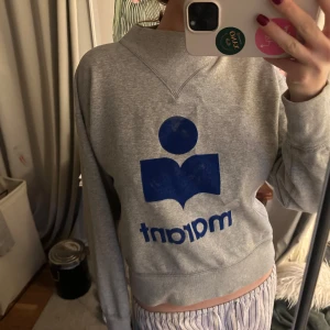Grå Isabel Marant Étoile sweatshirt - Säljer en grå sweatshirt från Isabel Marant Étoile med ett stort blått tryck på framsidan. Märket har lite defekter, inget man tänker på, därav priset❤️❤️❤️
