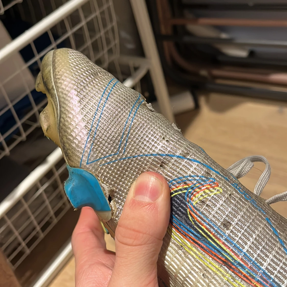 Silvriga fotbollsskor med färgglada detaljer - 3