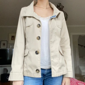 Beige kappa - Snygg beige kappa, bälte till jackan medföljer också💕💕