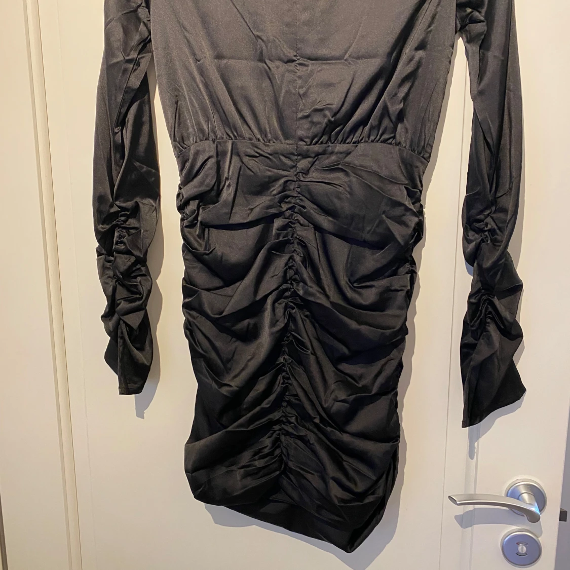 Svart klänning med rynkdetaljer - 2