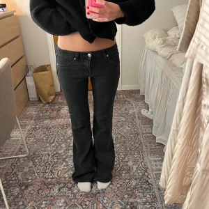 Low waist bootcut jeans - Snygga svarta bootcut jeans med låg midja. Så snygga 🥰