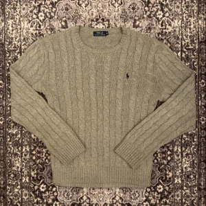 🚨grå ”cable-knit” Ralph Lauren M🚨 - 🚨Grå cable-knit Ralph Lauren, Storlek M. Blå Ralph lauren logga, mycket bra skick! Var inte blyg för att fråga om bilder eller prisförslag!🚨