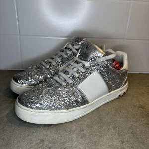 Valentino flycrews  - Säljer mina jättefina valentino flycrews pågrund av att de inte kommer till användning. Dom är i jättebra skick dock en nit som lossnat men inget som syns och inga andra defekter. Skriv för fler bilder💗