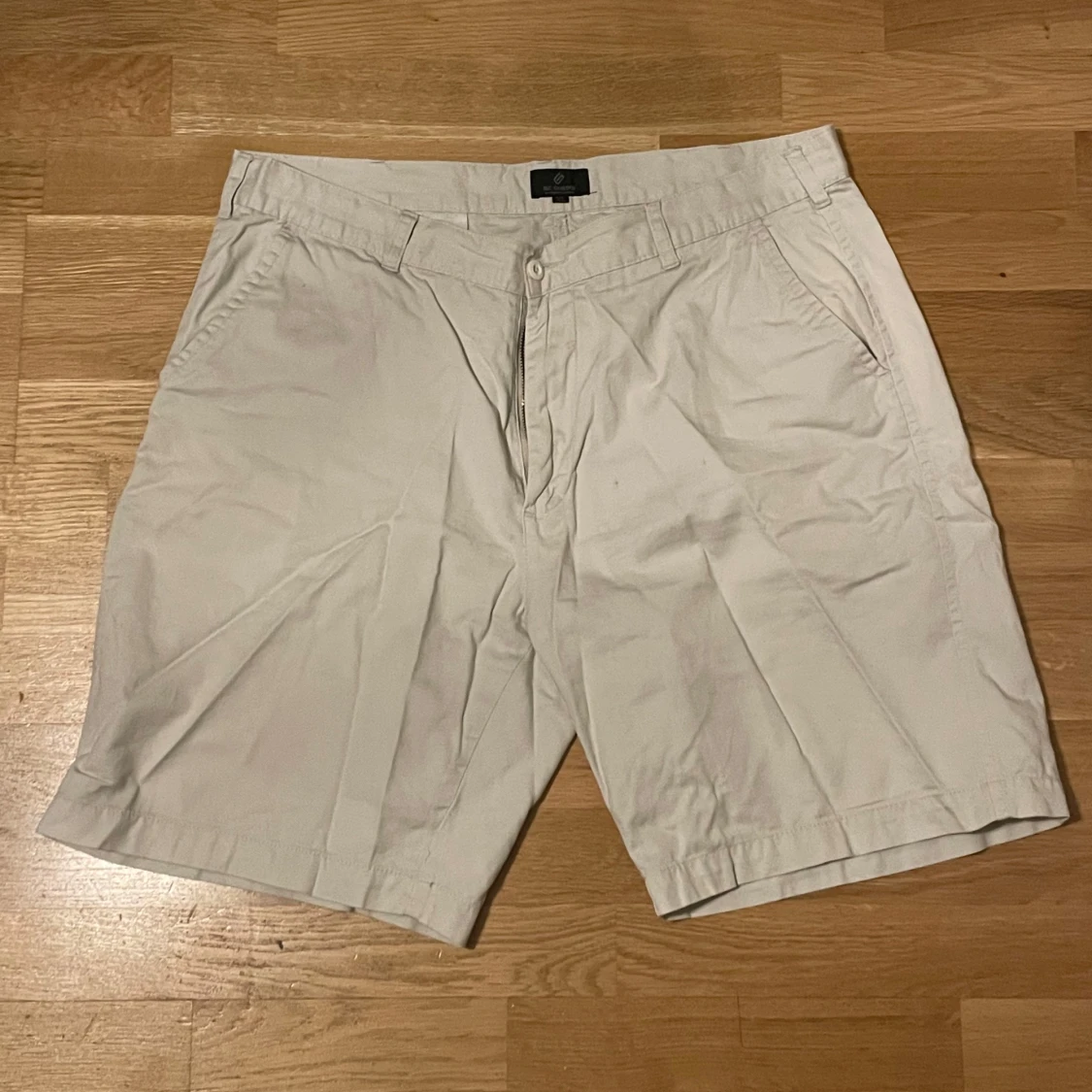Beige shorts med fickor
